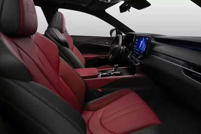 Hiện tại, Lexus mới chỉ công bố RX mới tại Nhật Bản và chưa cho biết thời điểm mẫu xe có thể được ra mắt tại các thị trường khác. Tại Nhật Bản, phiên bản khởi điểm của dòng xe là RX350 L sử dụng động cơ 4 xi-lanh, tăng áp, dung tích 2.4L và hệ dẫn động 2 bánh. Động cơ sản sinh công suất tối đa 275 mã lực và mô-men xoắn cực đại 430 Nm.