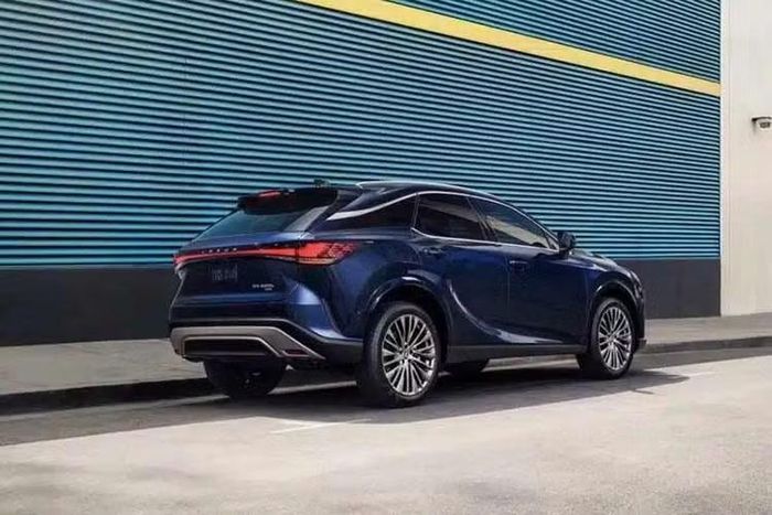 Tiếp đến là Lexus RX450+ với hệ truyền động hybrid sạc điện, bao gồm máy xăng 4 xi-lanh, dung tích 2.5L nâng cấp, cho tổng công suất 304 mã lực. Cao cấp nhất là Lexus RX500h, dùng động cơ xăng 4 xi-lanh, tăng áp, dung tích 2.4L tạo ra công suất tối đa 366 mã lực và mô-men xoắn cực đại 550 Nm.