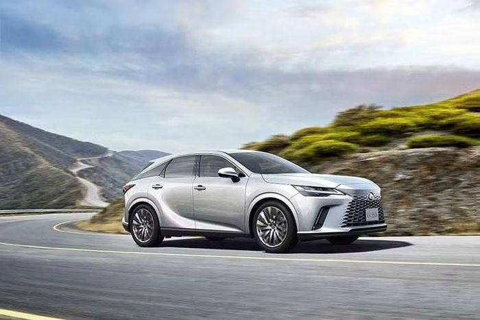 Những tinh chỉnh trên Lexus RX 2027 cũng hứa hẹn mang đến đặc tính vận hành tuyến tính và tự nhiên hơn. Tuy nhiên, điều này có lẽ không có nhiều ý nghĩa đối với phần lớn khách hàng mua dòng SUV hạng sang dành cho gia đình như RX. Ngoài ra, Lexus cũng thực hiện một số thay đổi nhỏ khác trên RX.