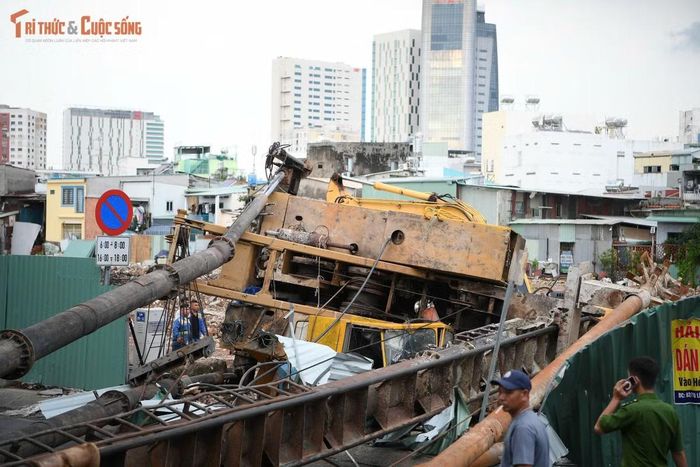May mắn thời điểm khối sắt đổ ra đường không có người qua lại nên không gây thương vong...