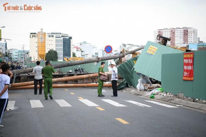 Tuy nhiên giao thông qua khu vực bị gián đoạn do cơ quan chức năng phong toả để giải quyết sự cố.