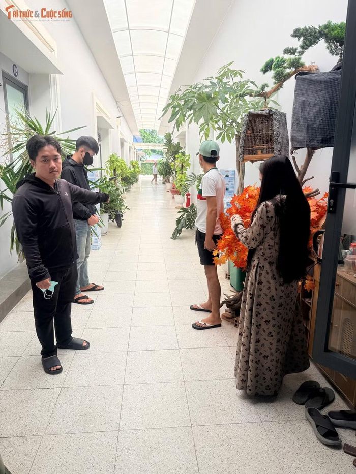 Tuấn bị bắt quả tang đến khách sạn môi giới việc mua bán dâm và bán thuốc kích thích cho khách mua dâm
