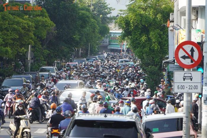 Một chốt được bố trí cách hiện trường khoảng 200m, hướng dẫn xe từ Đinh Tiên Hoàng chuyển hướng qua Nguyễn Văn Giai.
