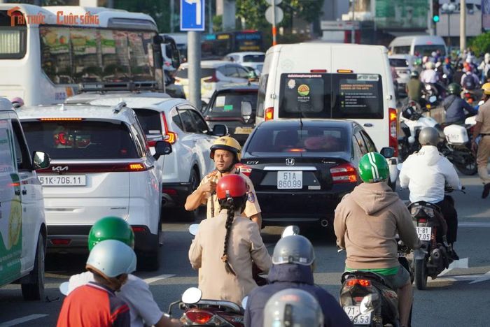 Dòng xe trên Đinh Tiên Hoàng bị dồn lại, trong khi các tuyến đường lân cận như Võ Thị Sáu, Bùi Hữu Nghĩa cũng rơi vào cảnh đông nghẹt. Lực lượng CSGT cùng công an địa phương sau đó có mặt, tổ chức phân luồng và hạn chế phương tiện tiếp cận khu vực cây đổ.