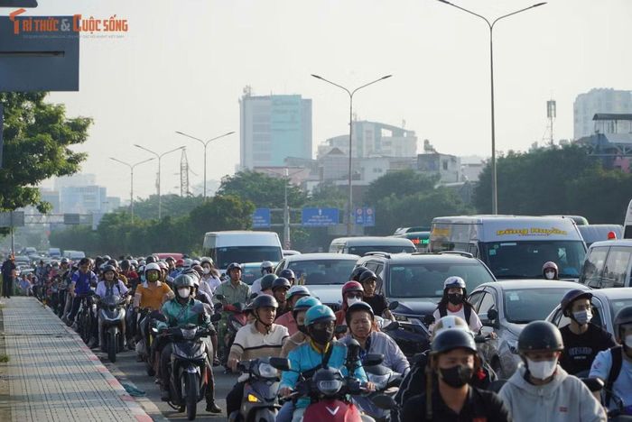 Trước đó khoảng 6h cùng ngày, người dân lưu thông trên đường Đinh Tiên Hoàng bất ngờ chứng kiến cây xanh có tán rộng nằm trong khuôn viên một quán cà phê bật gốc, đổ xuống lòng đường.