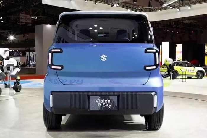 Đối với những chủ xe eSky muốn cá nhân hóa mẫu ôtô điện của mình cá tính hơn, Suzuki cung cấp một loạt phụ kiện tùy chọn dành cho . Danh mục này bao gồm 2 gói trang trí với các chi tiết màu sắc nổi bật, thảm sàn có thể tái chế được làm hoàn toàn từ polyester và nhiều phụ kiện sạc khác nhau.