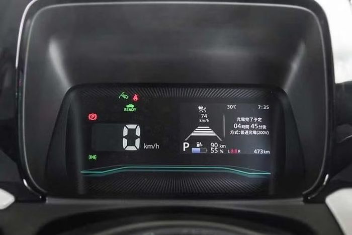 Đối những khách hàng muốn phong cách kín đáo hơn có thể lựa chọn ốp trang trí dạng lưới với 8 màu khác nhau. Suzuki cũng cung cấp 3 mẫu đề-can mang phong cách vui nhộn cho cửa cốp