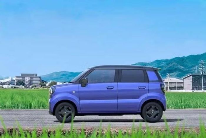 Suzuki eSky sẽ được đưa tới các đại lý tại Nhật Bản từ ngày 16/11 với mục tiêu doanh số 1.000 xe mỗi tháng. Phiên bản A tiêu chuẩn có giá khởi điểm 2.120.000 Yên (khoảng 424 triệu đồng) trong khi con số tương ứng của bản X cao cấp nhất là 2.790.000 Yên (558 triệu đồng).