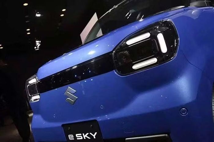 Bên trong Suzuki eSky 2027 là khoang nội thất 4 chỗ, tập trung vào tính thực dụng với nhiều giải pháp chứa đồ và một khay trên mặt táp-lô. Trước mặt người lái là bảng đồng hồ kỹ thuật số trong khi màn hình thông tin giải trí 10,1 inch chỉ dành cho phiên bản cao cấp nhất. Bên dưới màn hình này là một bảng điều khiển riêng cho hệ thống điều hòa.