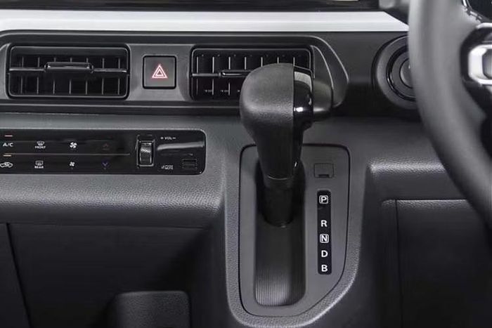 eSky được phát triển dựa trên nền tảng khung gầm Heartect e đồng thời dùng hệ truyền động e-Axle mới của Suzuki, tích hợp mô-tơ điện, bộ biến tần và bộ giảm tốc. Truyền động tới bánh trước, mô-tơ điện có khả năng sản sinh công suất tối đa 94 mã lực.