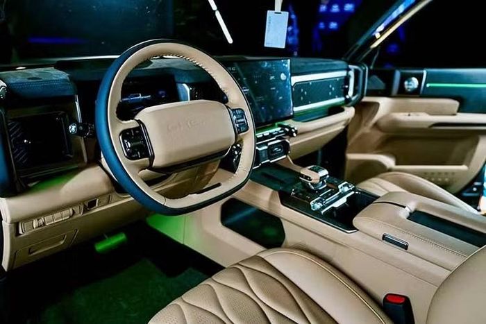 Chery cũng nhấn mạnh Stockman sử dụng hệ thống treo tay đòn kép phía trước và hệ thống treo nhíp lá phía sau. Bên cạnh đó là khóa vi sai trên cầu trước, trung tâm và cầu sau. Những chi tiết này cho thấy xe nhiều khả năng sẽ sử dụng hệ dẫn động 4 bánh 4WD truyền thống với cả động cơ diesel và các mô-tơ điện được bố trí phía trước.