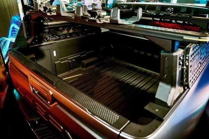 Chery Stockman cũng có phạm vi hoạt động thuần điện tương đương với JAC T9 PHEV và dài hơn Ford Ranger PHEV. Với bộ pin LFP dung lượng 34 kWh, mẫu xe Trung Quốc này có thể di chuyển tối đa 96 km mà không cần dùng động cơ diesel. Con số tương ứng của JAC T9 PHEV và Ford Ranger PHEV lần lượt là 100 km và 45 km.