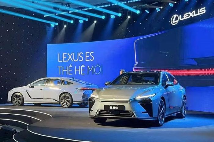 Lexus vừa chính thức giới thiệu mẫu ES thế hệ mới tại thị trường Việt Nam. Ngoài những thay đổi lớn từ ngoài vào trong, ES cũng trở thành mẫu xe đầu tiên của Lexus sở hữu dải sản phẩm hoàn toàn điện hóa với 2 phiên bản hybrid (ES 350h Premium và ES 350h Luxury) và 1 phiên bản thuần điện (ES 500e).