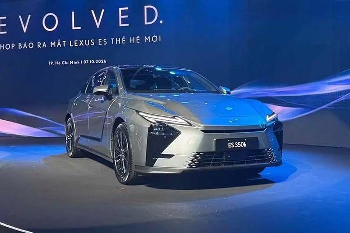 Tại thị trường Việt Nam, Lexus ES 2026 mới có ba lựa chọn gồm hai bản hybrid ES 350h Premium, ES 350h Luxury và bản thuần điện ES 500e. Giá bán khởi điểm từ 2,34 tỷ đồng cho bản ES 350h Premium; bản ES 350h Luxury có giá 2,6 tỷ đồng; bản ES 500e có giá 2,94 tỷ đồng.