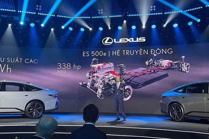 ES được trang bị các công nghệ hỗ trợ người lái tiên tiến, trong đó có Gương chiếu hậu kỹ thuật số thế hệ mới, sử dụng hình ảnh trực tiếp từ camera phía sau có tích hợp chức năng rửa, giúp duy trì tầm nhìn rõ ràng ngay cả khi tầm quan sát qua gương bị hạn chế bởi hành khách, hành lý hoặc điều kiện môi trường.