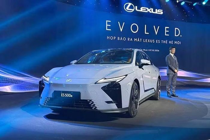 Về thiết kế, Lexus ES thế hệ mới có chiều dài 5.145 mm, tăng 170 mm so với thế hệ trước. Chiều dài cơ sở 2.950 mm, tăng 80 mm. Kích thước này nhỉnh hơn các đối thủ Mercedes-Benz E-Class (4.949 mm) và BMW 5 Series (5.060 mm). Nhờ đó, khoảng cách giữa hai hàng ghế được mở rộng.