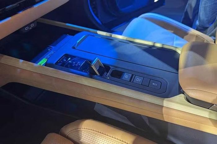 Bản ES 500e là phiên bản Lexus điện đầu tiên tại Việt Nam. Xe có hai mô-tơ điện và hệ dẫn động bốn bánh toàn thời gian DIRECT4. Mô-men xoắn được phân bổ giữa cầu trước và cầu sau với tỷ lệ từ 100:0 đến 0:100. Lần đầu tiên, Lexus giới thiệu chế độ lái giả lập số sàn trên ES 500e.