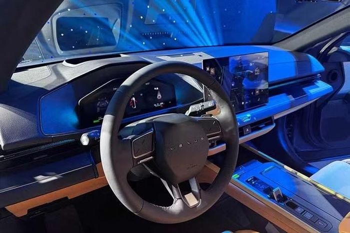 Bên trong nội thất thiết kế tối giản và hiện đại hơn, theo triết lý Tazuna. Xe có cần số điện tử, cụm đồng hồ kỹ thuật số 12,3 inch, màn hình trung tâm 14 inch, HUD và gương chiếu hậu kỹ thuật số thế hệ mới. Nút điều khiển ẩn thông minh là công nghệ lần đầu tiên trên thế giới Lexus ứng dụng. Hệ thống giải trí nổi bật với âm thanh 17 loa Mark Levinson.