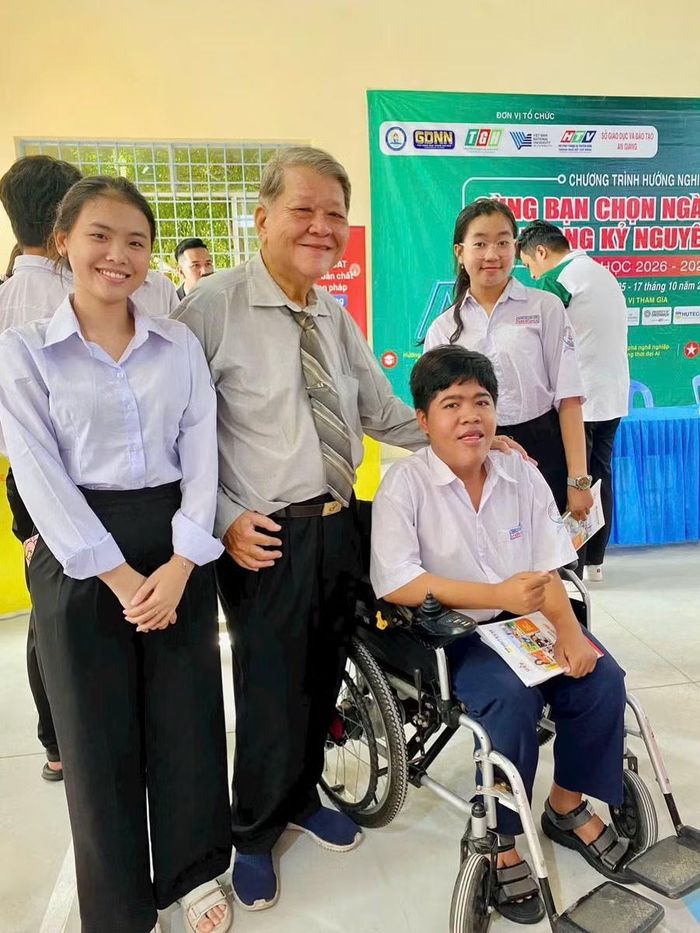 Ông Trần Anh Tuấn với học sinh tỉnh An Giang.