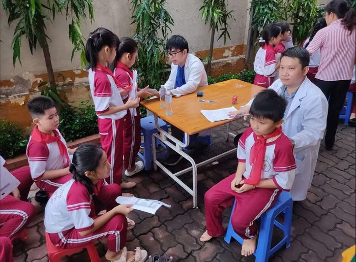 Bệnh viện Đa khoa Khu vực Hóc Môn khám sức khỏe cho học sinh.