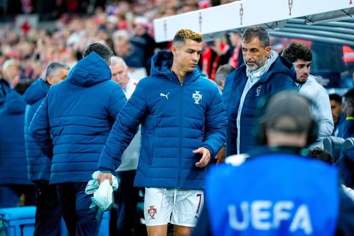 Ronaldo tự ý rời đội tuyển sau khi phải ngồi dự bị trong trận Bồ Đào Nha thắng Na Uy 2-1 ngày 27/9. Ảnh AP.