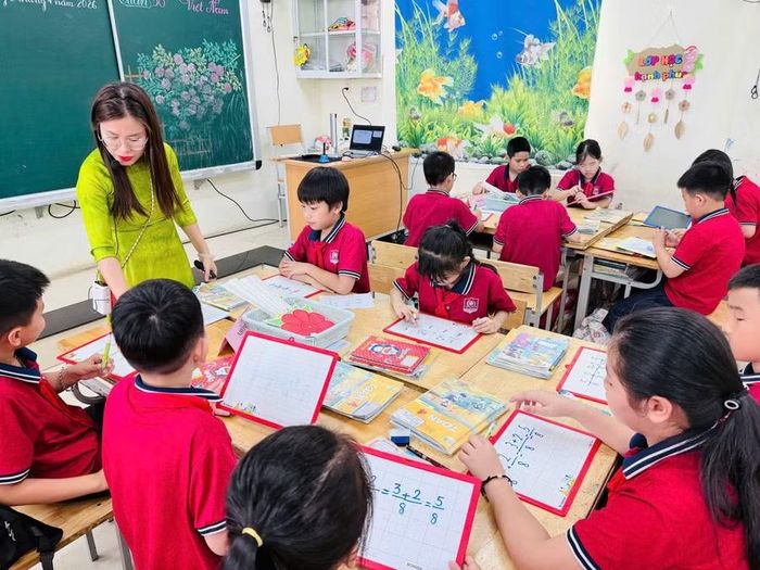 Theo cô Nguyễn Thị Thu Hà, giáo viên Trường Tiểu học Võ Thị Sáu, mức độ sử dụng tiếng Anh trong bài học phải phù hợp với trình độ học sinh.