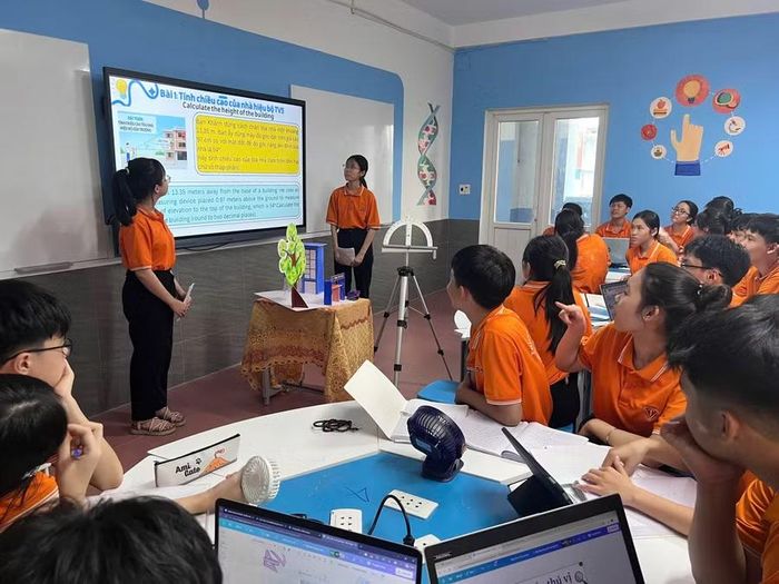 Tiếng Anh được đưa vào dạy ở một số môn học.
