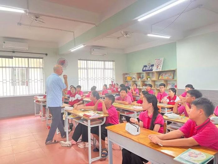 Một tiết học tiếng Anh do giáo viên nước ngoài đứng lớp.