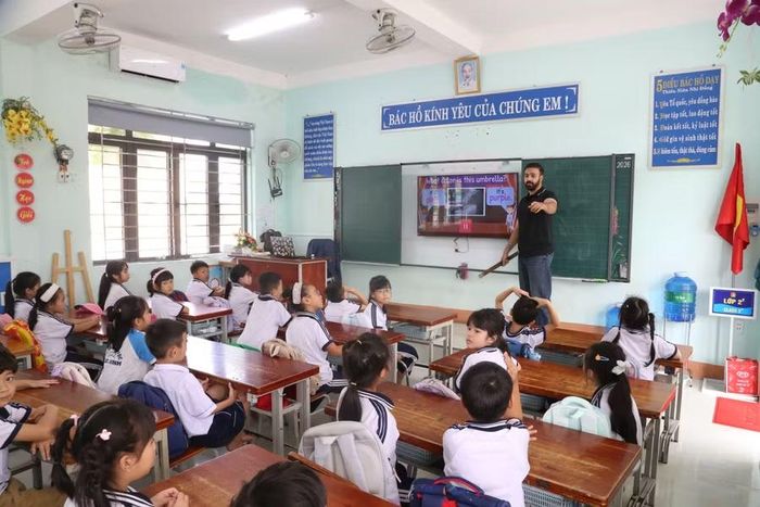 Tiết học tiếng Anh do giáo viên người nước ngoài đứng lớp.