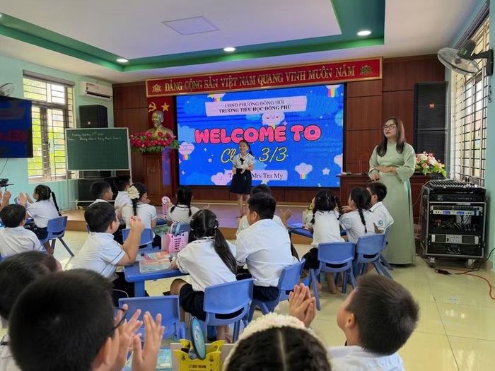 Giáo viên Trường Tiểu học Đồng Phú dạy Toán bằng tiếng Anh.