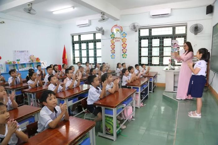 Với việc đưa tiếng Anh vào dạy môn Toán, với bài giảng hấp dẫn, cô Lê Thị Trà My tạo sự hứng khởi với học sinh.