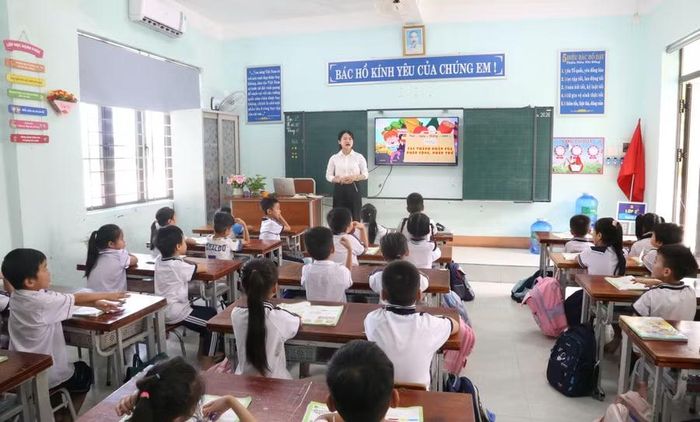 Cô Dương Hà Linh, giáo viên Trường Tiểu học Đồng Thuận tích hợp tiếng Anh vào dạy học môn Toán.