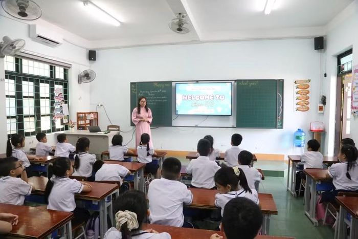 Trường Tiểu học đưa tiếng Anh vào dạy trong các môn học.