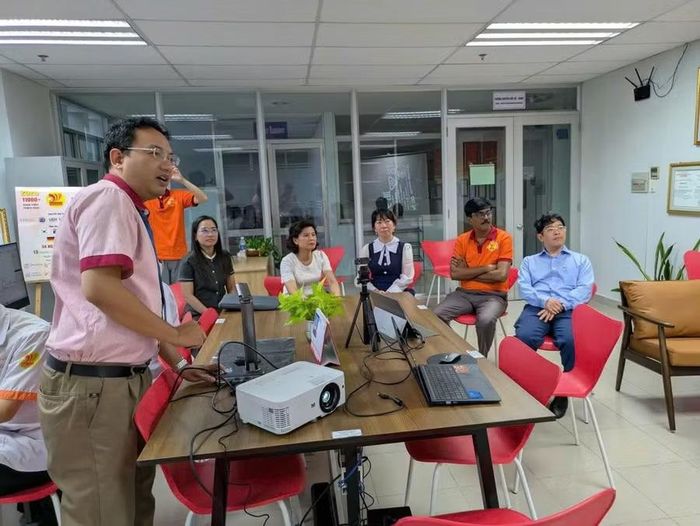 Buổi hướng dẫn sử dụng công cụ AI, góp phần Xanh hóa môi trường dạy và học tại Phòng chuyển đổi số & xanh - Trường Cao đẳng Viễn Đông.