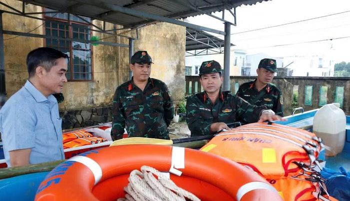 Đại tá Nguyễn Thế Vinh (thứ 2, từ phải qua), Chỉ huy Trưởng Bộ Chỉ huy Quân sự TP Đà Nẵng kiểm tra phương tiện, trang thiết bị hỗ trợ dân khi xảy ra mưa lũ. Ảnh: Quang Cường, Bộ Chỉ huy Quân sự TP Đà Nẵng.