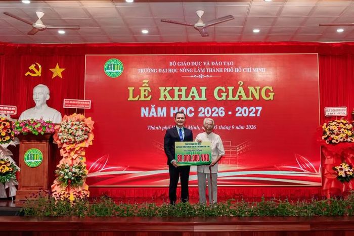  PGS.TS Đoàn Văn Điện (phải) trao học bổng 80 triệu đồng cho sinh viên dịp khai giảng tại Trường Đại học Nông Lâm TPHCM. Ảnh: NLU. 