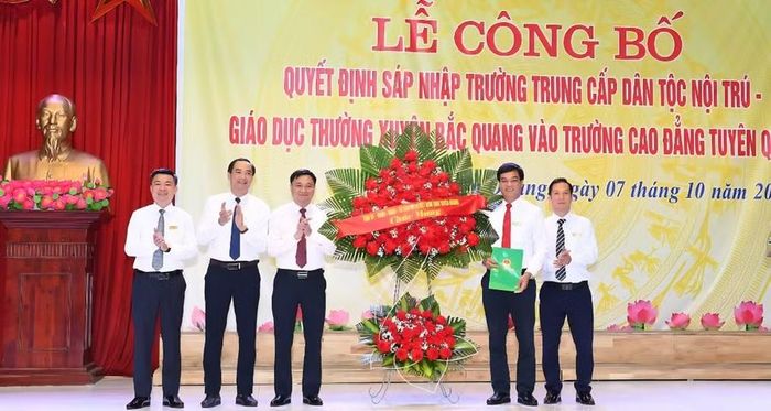 Lễ công bố sáp nhập Trường Trung cấp DTNT - GDTX vào trường CĐ Tuyên Quang.