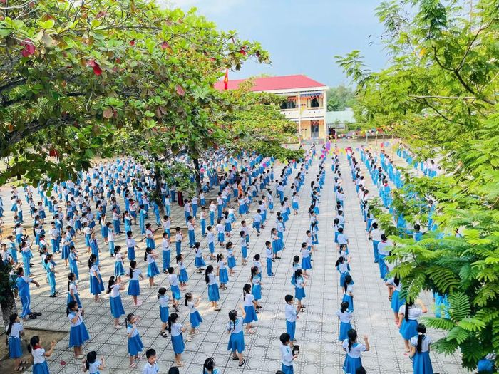 Học sinh Trường Tiểu học Võ Thị Sáu (phường Bàn Thạch, TP Đà Nẵng) tham gia hoạt động múa hát tập thể.