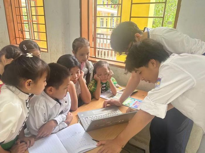 Các thành viên tham gia buổi học tiếng Thái của học sinh trường Nậm Păm và hướng dẫn sử dụng phần mềm. Ảnh: Việt Hà.