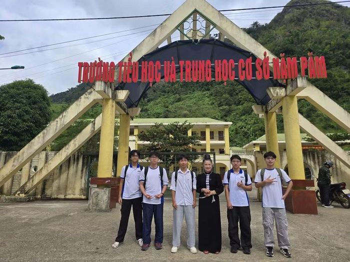 Trò chuyện cùng cô Lò Mai Cương, chuyên gia biên soạn sách dạy tiếng Thái. Ảnh: Việt Hà.