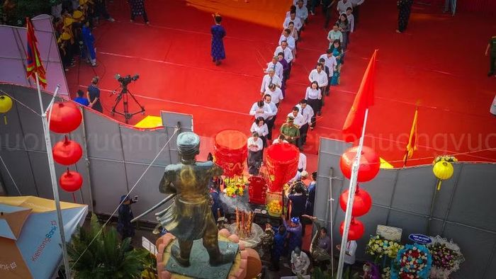 Các đại biểu dâng hương tri ân Anh hùng dân tộc Nguyễn Trung Trực.