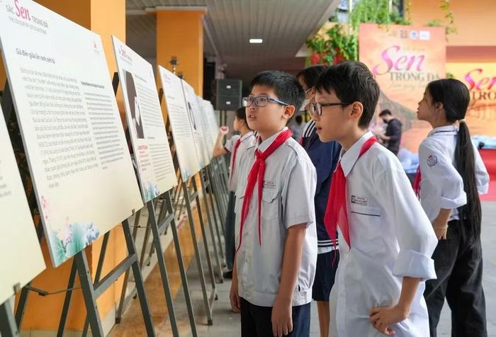 Học sinh tìm hiểu lịch sử tại triển lãm “Sen trong đá”.