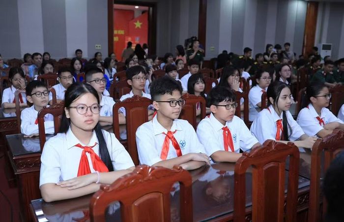 Học sinh lắng nghe những câu chuyện từ nhân chứng lịch sử.