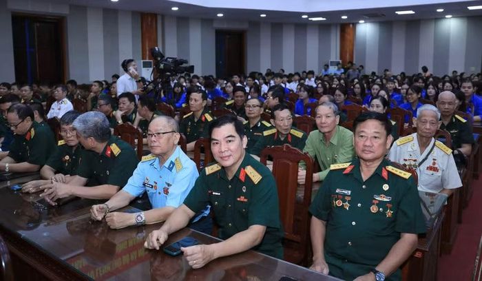 Đại biểu dự chương trình.