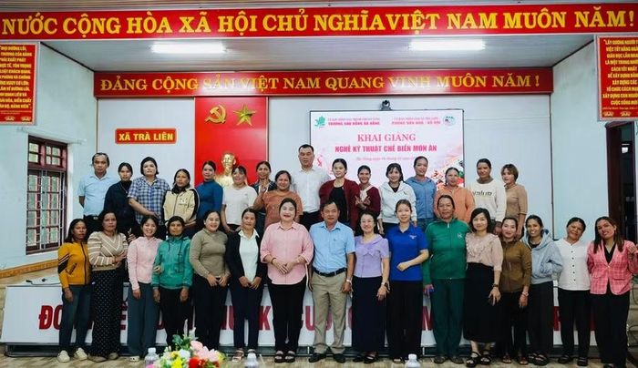 Khai giảng lớp nghề kỹ thuật chế biến món ăn cho người dân xã Trà Liên. Ảnh: Phương Anh