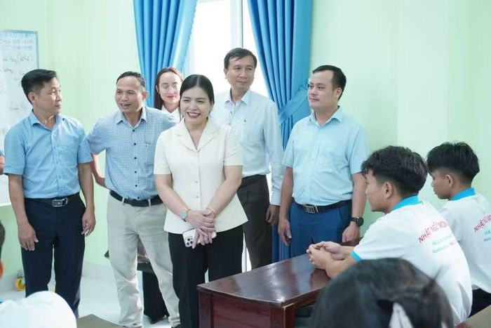 Phó Chủ tịch Thường trực UBND tỉnh Y Ngọc đến thăm, động viên học viên lớp tiếng Nhật. Ảnh: Cổng TTĐT Quảng Ngãi