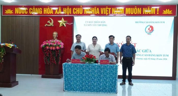 UBND xã Sơn Tây Thượng và Trường Cao đẳng Kon Tum ký kết Biên bản ghi nhớ hợp tác. Ảnh: Cổng TTĐT Quảng Ngãi
