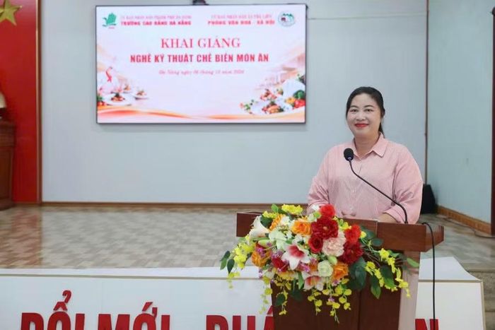 PGS.TS Vũ Thị Phương Anh, Quyền Hiệu trưởng Trường Cao đẳng Đà Nẵng phát biểu khai giảng lớp học.