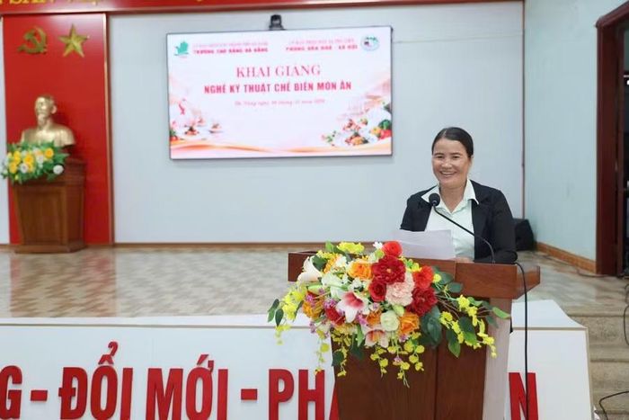 Chị Huỳnh Thị Lệ chia sẻ cảm nghĩ về lớp học nghề nấu ăn. Ảnh: Phương Anh