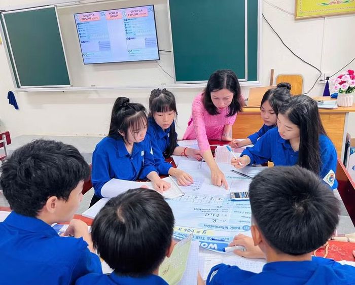 Trong tiết học, giáo viên và học sinh tăng cường tương tác, giúp bài giảng sinh động hơn.